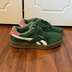 EUC Reebok SMASH EDGE Suede SNEAKERS in Green x Pink WOMEN’S Size 8.5.  8 1/2